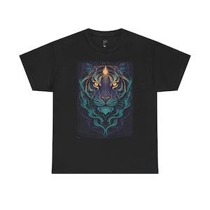 Könnte beinhalten: Schwarzes T-Shirt mit einer detaillierten Tigerillustration. Das Design zeigt das Gesicht eines Tigers mit gelben Augen und türkisfarbenen und violetten Akzenten. Das Kunstwerk ist mittig auf dem schwarzen T-Shirt platziert.