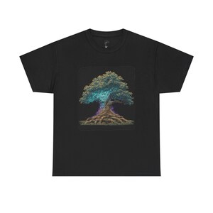Könnte beinhalten: Schwarzes T-Shirt mit einer detaillierten Illustration eines Baumes. Der Baum hat ein leuchtend blaues und grünes Blätterdach, einen violetten Stamm und braune Wurzeln. Das Baumdesign ist vor einem dunklen Hintergrund platziert. Das T-Shirt ist aus weichem Material.