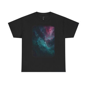 Könnte beinhalten: Schwarzes T-Shirt mit einem rechteckigen Design einer Nebelwolke in Türkis-, Rosa- und Lilatönen. Die Grafik zeigt eine kosmische Wolke. Das T-Shirt ist aus weichem Material.