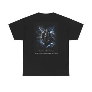 Könnte beinhalten: Schwarzes T-Shirt mit einem Grafikdesign auf der Rückseite. Das Design zeigt eine detaillierte Illustration mit Blitzen und dem Text "My Silence is Not Weakness" und "WWW.FEATHERWINDSPIRIT.COM".