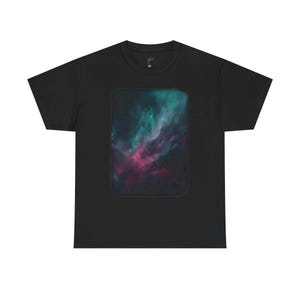 Könnte beinhalten: Schwarzes T-Shirt mit einem rechteckigen Design, das ein nebelartiges Muster zeigt. Das Design zeigt Türkis-, Rosa- und Lilatöne und erzeugt einen kosmischen Effekt. Das Shirt ist ein klassischer Rundhalsausschnitt.