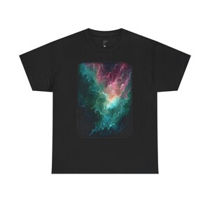 Könnte beinhalten: Schwarzes T-Shirt mit einem rechteckigen Design, das eine farbenfrohe, abstrakte Wolkenlandschaft zeigt. Das Design umfasst Rosa-, Grün-, Blau- und Lilatöne und erzeugt einen lebendigen und dynamischen visuellen Effekt. Das Shirt ist aus weichem Material.