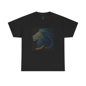 Könnte beinhalten: Schwarzes T-Shirt mit einem Löwenprofil, blauer Mähne und Federdesign. Der Löwe ist in einem quadratischen Grafik, mit der Feder darunter. Das Design ist mittig auf dem T-Shirt platziert.