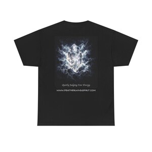Könnte beinhalten: Schwarzes T-Shirt mit einer Grafik eines Kristalls mit Blitzen und dem Text "Quietly Judging Your Energy" und "www.featherwindspirit.com". Das Design befindet sich auf der Rückseite des Shirts.
