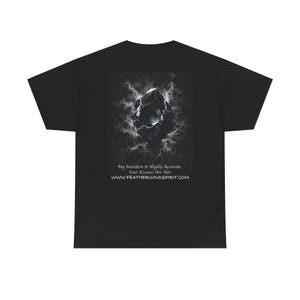 Könnte beinhalten: Schwarzes T-Shirt mit einer Grafik einer dunklen, geometrischen Form mit Blitzen und Wolken. Der Text lautet: "My Intuition Is Highly Accurate. Your Excuses Are Not. WWW.FEATHERWINDSPIRIT.COM".