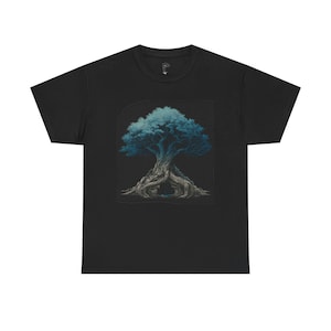 Könnte beinhalten: Schwarzes T-Shirt mit einer detaillierten Illustration eines Baumes. Der Baum hat eine blau-grüne Krone und strukturierte, graue Wurzeln. Das Baumdesign ist auf dem T-Shirt zentriert und bildet einen Kontrast zum dunklen Stoff. Das T-Shirt hat einen Rundhalsausschnitt und kurze Ärmel.