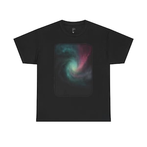 Könnte beinhalten: Schwarzes T-Shirt mit einem rechteckigen Design, das ein wirbelndes Galaxiemuster in Türkis, Rosa und Gelb zeigt. Das T-Shirt ist aus einem weichen Material gefertigt.