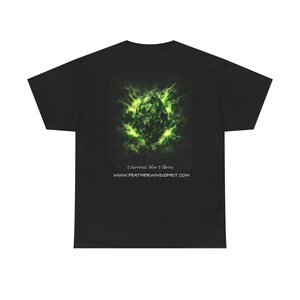 Könnte beinhalten: Schwarzes T-Shirt mit einem grün-schwarzen Grafikdesign auf der Rückseite. Das Design zeigt eine strukturierte Form in der Mitte, umgeben von grünen Energieausbrüchen. Der Text "I Survived. Now I Thrive" und eine Website-Adresse sind darunter gedruckt.