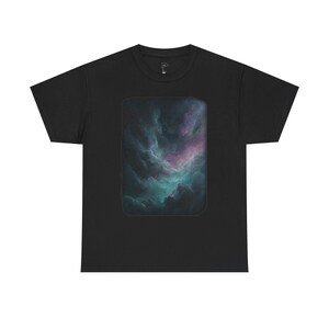 Könnte beinhalten: Schwarzes T-Shirt mit einem rechteckigen Nebel-Design. Das Design weist Türkis-, Lila- und Rosatöne auf, die einen kosmischen Wolkeneffekt erzeugen. Das T-Shirt besteht aus einem weichen Material.