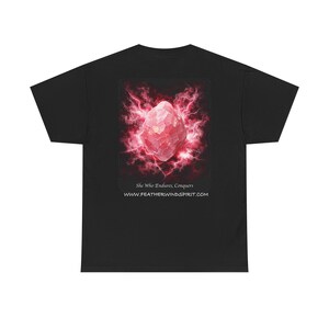 Könnte beinhalten: Schwarzes T-Shirt mit einem rosa Kristall-Design und roten Blitzeffekten. Der Text "She Who Endures, Conquers" und eine Website-Adresse sind darunter aufgedruckt. Ein lässiges, bequemes T-Shirt.