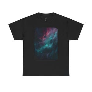 Könnte beinhalten: Schwarzes T-Shirt mit einem rechteckigen Design, das einen farbenfrohen Nebel in Rot-, Türkis- und Lilatönen zeigt. Das T-Shirt hat einen Rundhalsausschnitt und kurze Ärmel, geeignet für Freizeitkleidung.