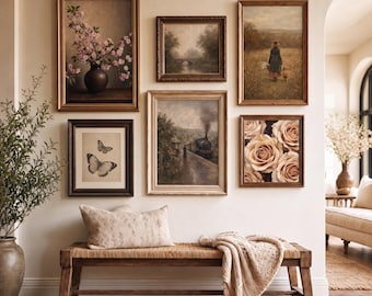 Puede incluir: Una pared de galería con seis láminas de arte enmarcadas: un jarrón con flores rosas, un paisaje con un puente, una persona caminando en un campo con un perro, dos mariposas, un tren de vapor en una estación y un grupo de rosas beige.