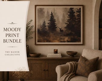 Puede incluir: Un cuadro de paisaje enmarcado que muestra un bosque oscuro y brumoso con un ciervo entre pinos altos. La obra de arte se exhibe sobre un aparador de madera con cuencos, libros y velas, junto a un sillón beige con un cojín de color marrón.