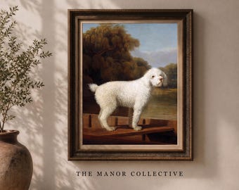 Puede incluir: Una impresión de pintura al óleo enmarcada que muestra a un perro blanco de pelo rizado de pie sobre un bote de madera en un paisaje con árboles y cielo azul. El marco ornamentado de color marrón oscuro rodea la obra, incluyendo el texto THE MANOR COLLECTIVE.