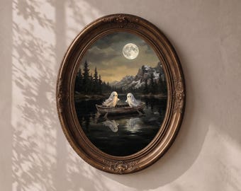 Puede incluir: Una pieza de arte mural con marco ovalado que muestra una pintura de dos fantasmas blancos sentados en un pequeño bote de remos de madera en un lago oscuro. La escena incluye una luna llena, un bosque de pinos y montañas nevadas.