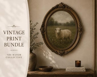 Puede incluir: Una pieza de arte mural de forma ovalada que muestra una oveja en un campo, encerrada en un marco ornamentado de color marrón oscuro. El texto VINTAGE PRINT BUNDLE y THE MANOR COLLECTIVE aparece a la izquierda en fuente serif.