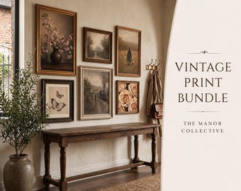 Puede incluir: Una pared de galería con seis láminas de arte enmarcadas de varios tamaños, que incluyen imágenes de flores, un paisaje, un tren y mariposas. El texto VINTAGE PRINT BUNDLE THE MANOR COLLECTIVE aparece en el lado derecho de la imagen.