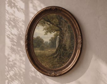 Puede incluir: Un marco ovalado y ornamentado de color bronce que contiene una pintura de paisaje. La obra muestra un tronco de árbol grande y texturizado en primer plano con una figura blanca similar a una sábana parcialmente oculta detrás, sobre un campo.