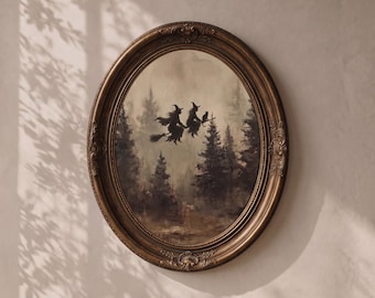 Puede incluir: Una pieza de arte mural ovalada en un marco ornamentado de color bronce antiguo. La impresión muestra dos figuras en silueta montadas en una escoba con un gato pequeño, volando sobre un paisaje forestal oscuro y brumoso con árboles perennes.