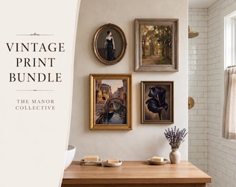 Puede incluir: Una colección de cuatro láminas de pared enmarcadas que muestran un retrato, un camino forestal, una escena de canal y una flor oscura. El texto VINTAGE PRINT BUNDLE THE MANOR COLLECTIVE aparece a la izquierda sobre un fondo crema.