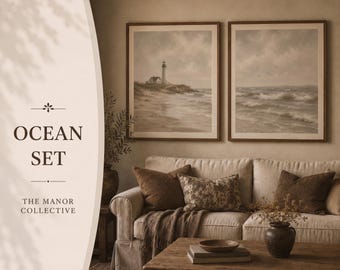 Puede incluir: Dos cuadros cuadrados enmarcados con escenas costeras en tonos sepia, uno representa un faro en una playa de arena y el otro muestra olas del mar. El texto "OCEAN SET" y "THE MANOR COLLECTIVE" está impreso en el lado izquierdo.