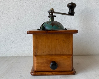 1930 年代のイタリア製「Tre Spade」金属製コーヒーグラインダー