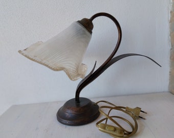 Lampe vintage de style Art nouveau en fer forgé et fleurs en verre des années 80