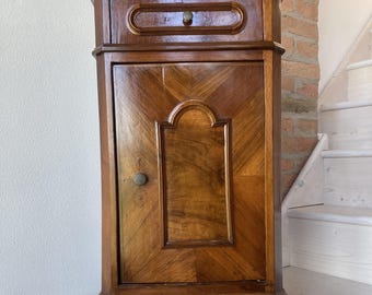 Mesita de noche vintage de madera de nogal de principios del siglo XX, estilo cottagecore.