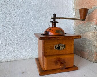 1930 年代のイタリア製「Tre Spade」金属製コーヒーグラインダー