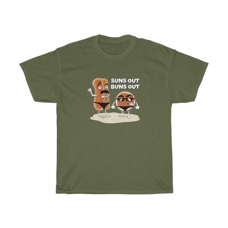 Op de afbeelding: Een groen T-shirt met een afbeelding van twee cartoon-broodjes die een zonnebril dragen en de tekst "Suns Out Buns Out".