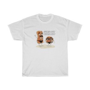 Op de afbeelding: Wit T-shirt met een afbeelding van twee broodjes die zonnebrillen en badpakken dragen. De tekst "Suns Out Buns Out" staat op het T-shirt gedrukt.