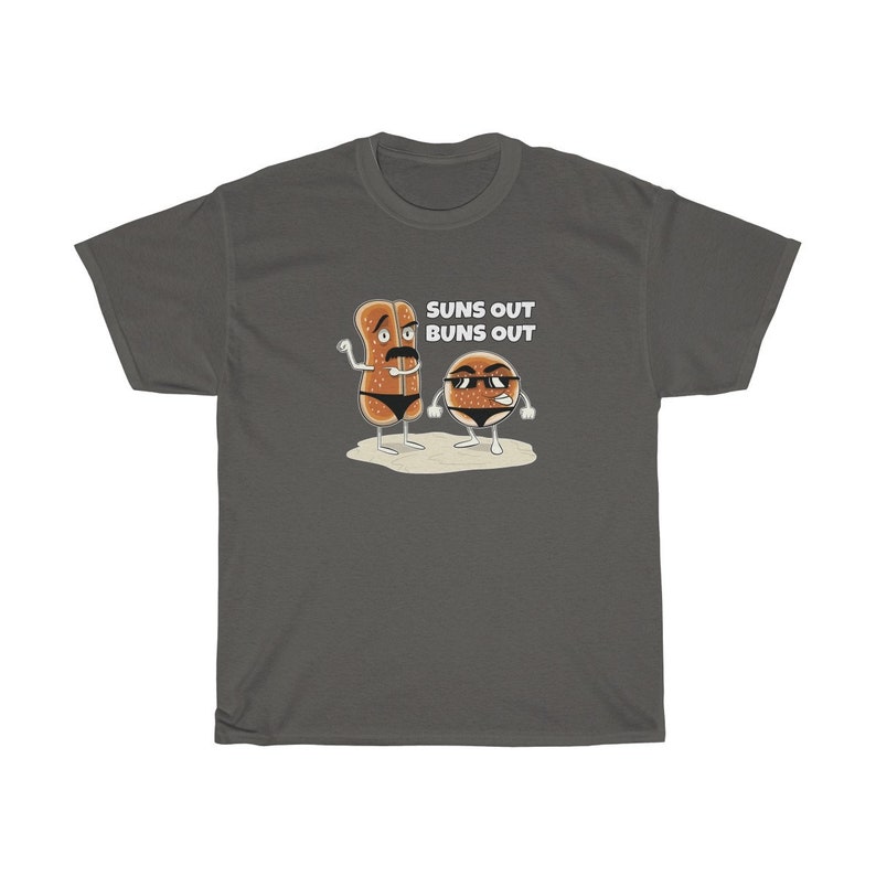Op de afbeelding: Een donkergrijs T-shirt met een afbeelding van twee cartoon-broodjes die een zonnebril dragen en de tekst "Suns Out Buns Out".