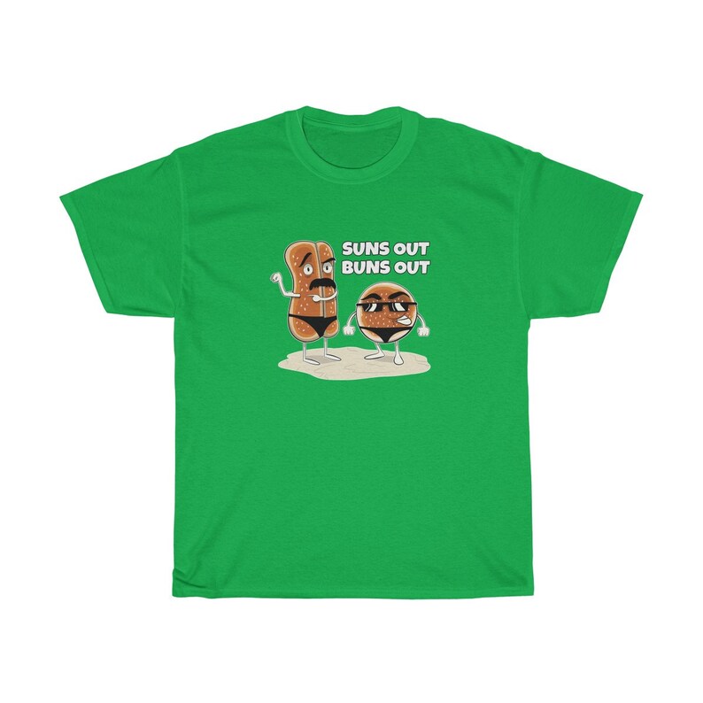 Op de afbeelding: Groen T-shirt met een cartoon afbeelding van twee broodjes met zonnebrillen en de tekst "Suns Out Buns Out".
