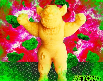 Op de afbeelding: Een gele figuur van een gespierd wezen met hoorns en een grimas, met de armen omhoog. De achtergrond heeft een levendige mix van groene, roze en witte kleuren, met de tekst "BEYOND PERIL" rechtsonder.