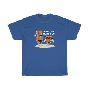 Op de afbeelding: Een koninklijk blauw t-shirt met een afbeelding van twee cartoon-broodjes die een zonnebril dragen en de tekst "Suns Out Buns Out".