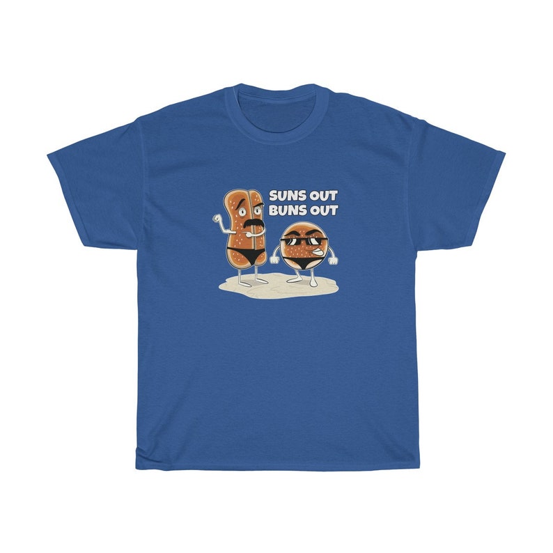 Op de afbeelding: Een koninklijk blauw t-shirt met een afbeelding van twee cartoon-broodjes die een zonnebril dragen en de tekst "Suns Out Buns Out".