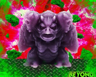 Op de afbeelding: Een paars driekoppig wezenfiguur met een getextureerd oppervlak en kleine hoorns. Het figuur staat tegen een levendige rode en groene achtergrond met zwevende groene rotsachtige vormen en de tekst BEYOND PERIL in de rechterbenedenhoek.