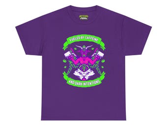 Op de afbeelding: Paars T-shirt met een grafisch ontwerp. Het ontwerp toont een gehoornde figuur die koffiemokken vasthoudt, met de tekst "Fueled by Caffeine and Dark Intentions". Het shirt heeft een ronde hals en korte mouwen. De merknaam "Beyond Peril" staat bovenaan.