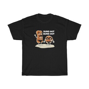 Op de afbeelding: Zwart T-shirt met een afbeelding van twee cartoon-broodjes met een zonnebril en de tekst "Suns Out Buns Out".