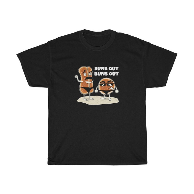 Op de afbeelding: Zwart T-shirt met een afbeelding van twee cartoon-broodjes met een zonnebril en de tekst "Suns Out Buns Out".
