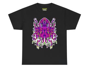 Op de afbeelding: Zwart T-shirt met een kleurrijk, gestileerd octopusontwerp in paars, roze, groen en geel. De octopus heeft meerdere tentakels en een driekoppig hoofd. De tekst "BEYOND PERIL" staat boven de octopus.