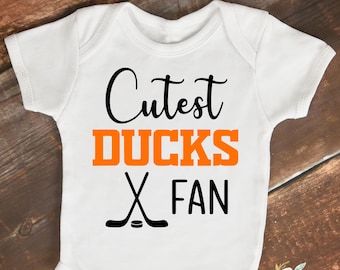 Sötaste Ducks Fan babybody eller småbarnströja, söt nyfödd, spädbarn, nybliven mamma, NHL, hockey, Gerber Onesies®-märkesoutfit, Anaheim Kalifornien