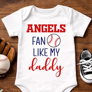 Op de afbeelding: Een witte keramische mok met een zwart handvat en de tekst "But First, Coffee" in een vetgedrukte, zwarte letter. De mok staat tegen een vage achtergrond, wat een gezellige setting suggereert.