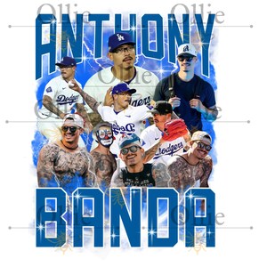 Pu&ograve; includere: Un design grafico con pi&ugrave; immagini di un giocatore di baseball, con il nome "ANTHONY BANDA" in grande testo blu. Lo sfondo ha un effetto fulmine blu e il giocatore indossa un berretto da baseball dei Dodgers.
