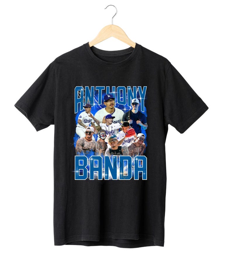 Pu&ograve; includere: T-shirt nero con un design blu e bianco con la scritta "ANTHONY BANDA" e immagini di giocatori di baseball. La grafica include pi&ugrave; immagini di giocatori, creando un design dinamico e accattivante.