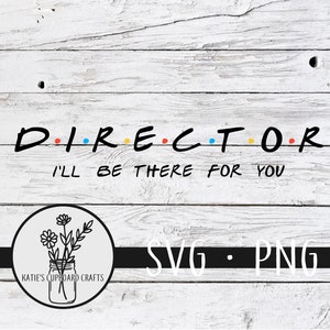 以下が含まれることがあります： 黒色の「DIRECTOR」という文字が書かれた白い木製の背景。各文字は赤、オレンジ、青、黄色、赤で着色されています。単語の下には「I'LL BE THERE FOR YOU」というフレーズがあります。花の模様と「KATIE'S CUPBOARD CRAFTS」というテキストが入った円形のロゴも表示されています。