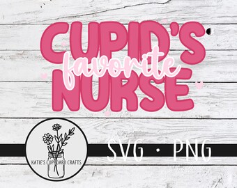 Pode incluir: Texto gráfico rosa e branco em um fundo de madeira branca que diz "Cupid's favorite nurse" com um pequeno desenho floral em um círculo abaixo do texto. O texto "SVG - PNG" está abaixo do desenho floral.