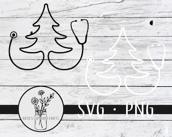 Puede incluir: Diseño de arte de línea en blanco y negro de un pino con un estetoscopio formando la forma de un corazón. El diseño está sobre un fondo de madera blanca. El texto "SVG.PNG" está debajo del diseño.
