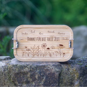 Lunchbox mit Wildblumen und Namen als Sammelgeschenk zum Abschied