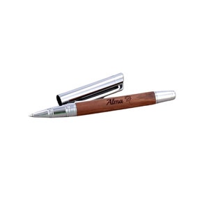 Personalisierter Rollerball Kugelschreiber aus Nussbaumholz